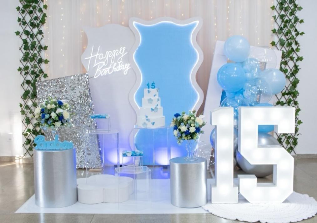 Decoração de festa de 15 anos com letreiro luminoso no Espaço Allévive